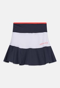 Falda deportiva en bloques de color azul marino, blanco y rojo con un dobladillo con volantes. Presenta el logo "ENDLESS" en rojo en la sección blanca.