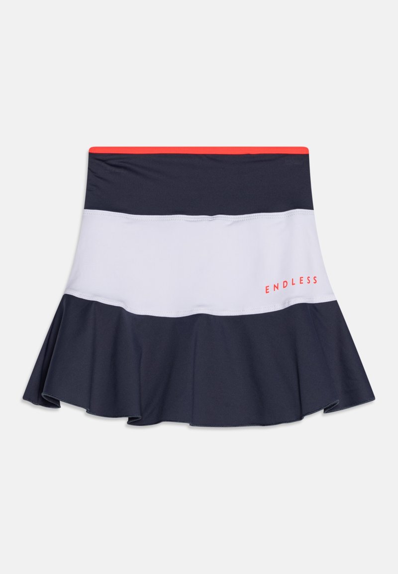 Falda deportiva en bloques de color azul marino, blanco y rojo con un dobladillo con volantes. Presenta el logo "ENDLESS" en rojo en la sección blanca.