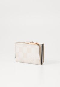 Beige leren portemonnee met een dambordpatroon, voorzien van een gouden rits en kaarthouders aan de zijkant. Compact rechthoekige vorm.