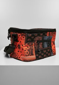 Urban Classics BANDANA PATCHWORK COOLING  - Keresztpántos táska - black orange