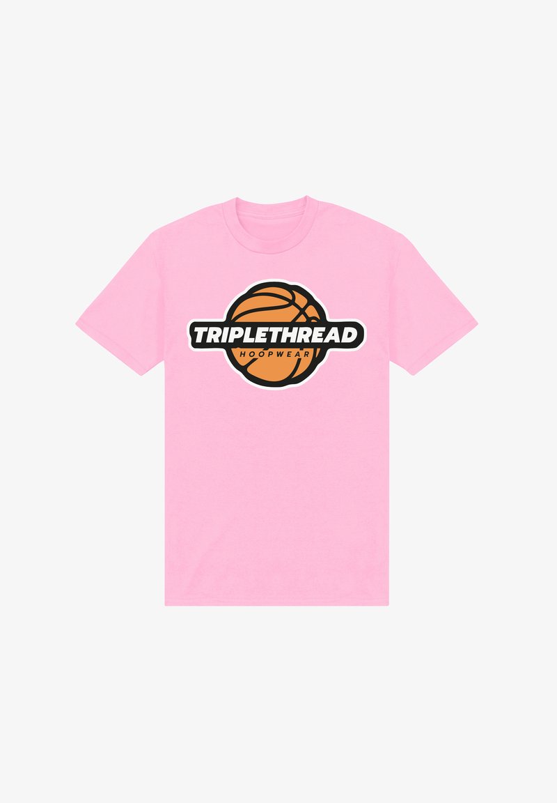 Camiseta rosa con un gráfico de baloncesto y el texto "TRIPLETHREAD" en letras blancas y en negrita, y "HOOPWEAR" debajo en texto naranja más pequeño.