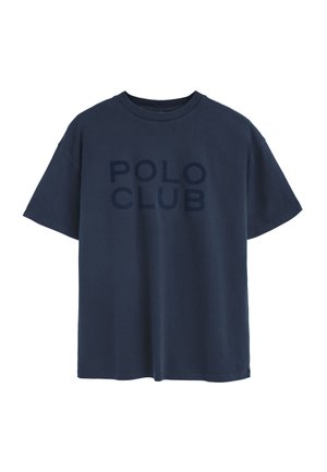 T-shirt in cotone blu navy con vestibilità ampia, colletto a girocollo rigato, maniche corte e la scritta "POLO CLUB" stampata in evidente testo scuro.