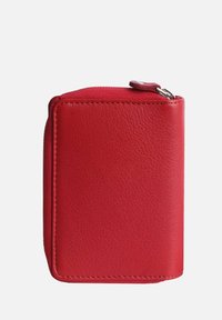 Rote Lederbörse mit glatter Textur, rechteckiger Form, Reißverschlussverschluss und sichtbaren Stichdetails entlang der Kanten.