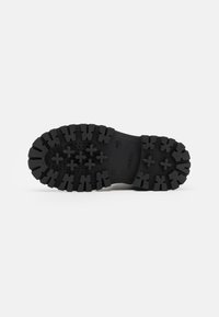 Geox MAQUINNENS GIRL - Botines con cordones - black