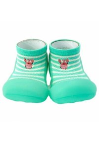 Botines para bebé a rayas verdes con suela de goma, con un pequeño aplique de cangrejo. Tejido suave y puños elásticos para facilitar el uso.