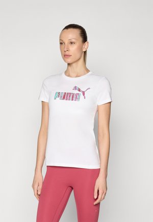Camiseta blanca de manga corta con un colorido logo de "PUMA" y emblema de gato. Combinada con leggings rosas que resaltan un diseño ajustado.