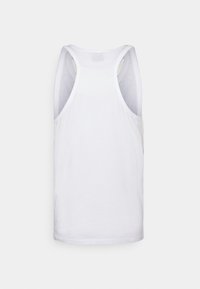 Bílý bavlněný top bez rukávů, s kulatým výstřihem a závodním zadním dílem. Měkká textura, jednobarevný, bez vzorů nebo akcentů.