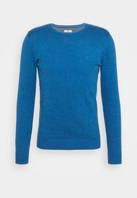 Pull bleu en matière douce, avec manches longues, encolure côtelée et coupe ajustée. Sans motifs ni ornements.