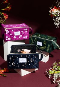 The Flat Lay Co. FLAT LAY MAKEUP BOX BAG - Toalettmappe - celestial blue embroidered velvet