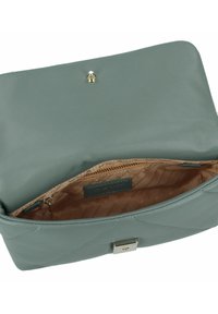 Borsa a mano in pelle verde chiaro con una texture liscia. Presenta un rivestimento beige con un motivo sottile e una chiusura a scatto in metallo argentato.