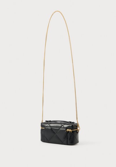 Melnā quiltēta ādas plecu soma ar zelta ķēdes siksnu, taisnstūra forma, ar rāvējslēdzēja aizdari un mazu sānu kabatu.