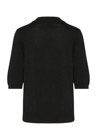 Suéter negro de pullover con mangas 3/4, hecho de una tela texturizada con un ligero brillo, que presenta un diseño clásico de cuello.