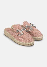 Roze geweven instapschoenen met een platte jute zool, voorzien van een decoratieve zilveren gesp versierd met heldere stenen.