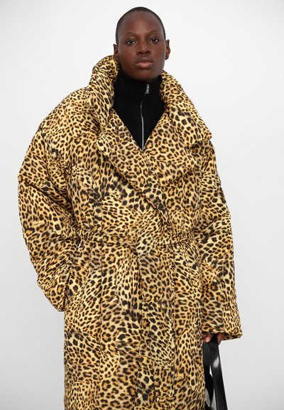 Norma Kamali CLASSIC SLEEPING BAG COAT LONG - Casaco de inverno - cheetah patch