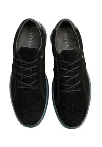 Czarne zamszowe buty o gładkiej teksturze, okrągłym nosku i perforowanymi detalami po bokach. Czarny sznurowany fason z niebieską gumową podeszwą.