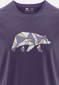 Camiseta púrpura con un diseño de oso geométrico hecho de triángulos en colores pastel. El material parece suave y tiene un cuello redondo.