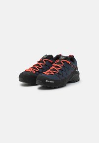Salewa WILDFIRE 2 - Pantofi drumeție - navy blazer/black