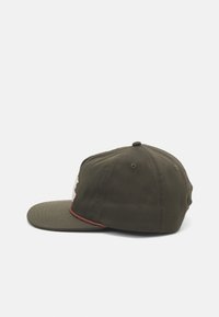 Mørk olivengrønn caps med rett skygge, brodert design foran, og kontrasterende rød søm langs kanten av skyggen.
