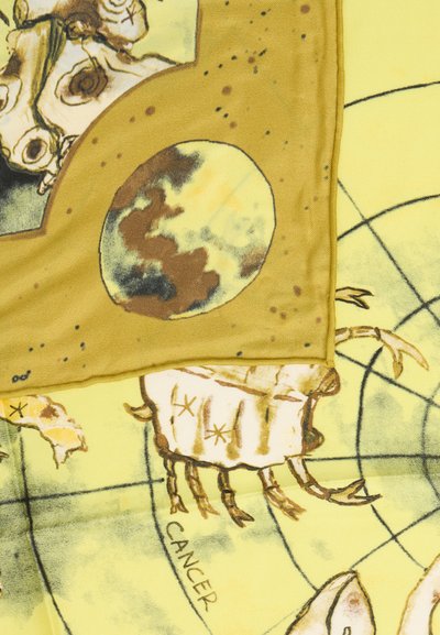 Kollane siidist sall, millel on krabi ja kuu illustratsioonid, maalähedaste toonide ja tekstuurse disainiga. Alumises nurgas on silt "Vähk".