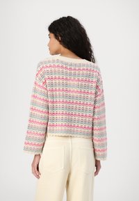 Strikkegenser med cropped design, med et flerfarget mønster av rosa, blått og krem. Ribbede rundhals og lange ermer.