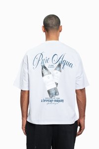 T-shirt branca de algodão com um gráfico de duas garrafas de água com o texto "Pure Aqua", fonte azul, e detalhes adicionais da empresa de bebidas abaixo.