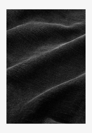 Melns audums ar mīkstu, teksturētu virsmu, kas izceļas ar gludām, viļņainām lokām un smalku spīdumu, rādot izsmalcinātu pinuma detalizāciju.