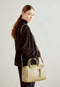 Borsa a tracolla verde in ecopelle con doppio manico e tracolla staccabile. Presenta una tasca con zip frontale e una superficie liscia.