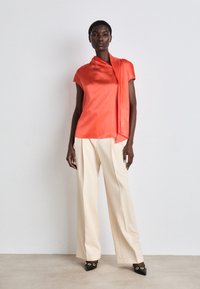 Marc Cain Bluse - bright tomato