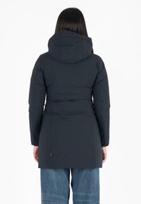 Marineblauwe pufferjack met een capuchon, met een fitted taille en lange mouwen. Glad textuur en een minimalistisch ontwerp zonder opvallende accenten.
