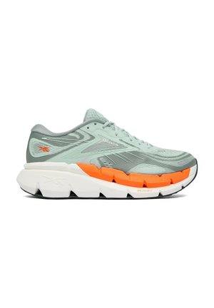 Zapatilla de correr Reebok verde claro y gris con detalles en naranja y suela blanca gruesa diseñada para amortiguación y soporte.