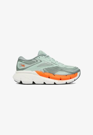 Hellgrüner und grauer Reebok Laufschuh mit orangefarbenen Akzenten und dicker weißer Sohle, entwickelt für Dämpfung und Unterstützung.