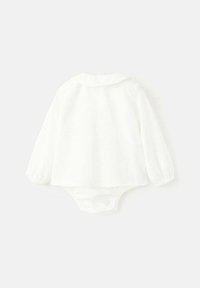 Body de bebe alb, cu textură ridată, mâneci lungi, guler și manșete elastice. Material moale, cu un design simplu.