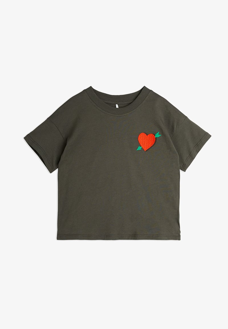 Olive green short-sleeve t-shirt made of cotton, featuring a red heart with an arrow embroidered on the left chest. Simple round neck design.