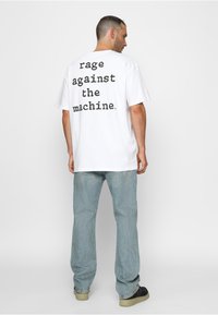 Upscale by Mister Tee RAGE AGAINST THE MACHINE OVERSIZE  - Print T-shirt - white