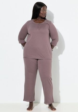 Zachte mauve pyjama-set bestaande uit een top met driekwart mouwen en knoopsluiting, versierd met kant, gecombineerd met bijpassende broeken met kantafwerking.