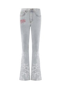 Lysegrå flagrende jeans med hvide broderede bølgemønstre ved kanten. Har knap- og lynlåslukning; "Ed Hardy" logo i rød.