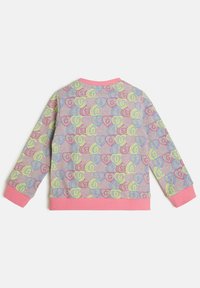 Bomullströja med en rosa krage och muddar. Baksidan har ett flerfärgat hjärtmönster i pastellfärger av blått, grönt och rosa.