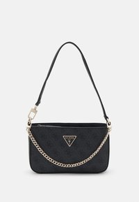 Czarna torebka na ramię z złotym łańcuszkiem, posiadająca logo na plakietce i fakturę tkaniny o wzorze. Smukły, prostokątny kształt z regulowanym paskiem.