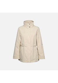 Giacca impermeabile beige con colletto alto, bottoni a pressione, cordoncino in vita, tasche laterali e maniche lunghe. Tessuto liscio e design semplice.