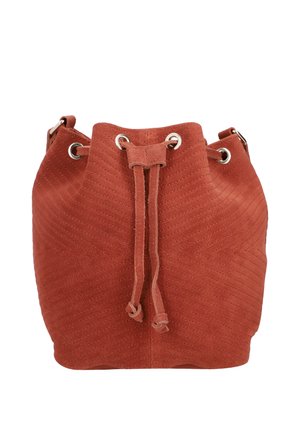 Suède emmer-tas in roestkleur met chevronstiksels, zilverkleurige metalen oogjes en een trekkoordsluiting met geknoopte uiteinden.