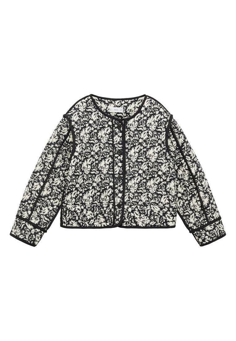 Kurtka w kwiatowy wzór w czarno-białym kolorze, wykonana z teksturowanej tkaniny, z okrągłym dekoltem i zapięciem na guziki.