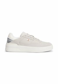 Jasnoszare sneakersy z gładkiej skóry i zamszowych paneli, białe sznurowadła oraz wyściełany kołnierz. Posiadają detal logo z boku.