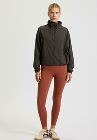 rethinkit studios TRACK  KIA - Trainingsvest - almost black