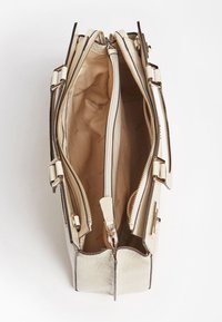 Sac à main en similicuir texturé blanc avec deux compartiments zippés, doublure intérieure beige, accents en métal doré et deux anses supérieures.
