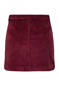 Burgundska kordurezna mini suknja s prednjim središnjim šavom i petljama za pojas na struku, ravnog prednjeg dizajna.