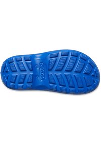 Suola in gomma blu con superficie testurizzata che presenta diversi modelli di grip, punta arrotondata e logo "CROCS" impresso.