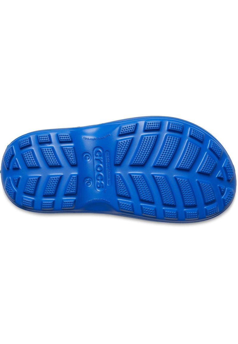 Suela de goma azul con superficie texturizada que presenta múltiples patrones de agarre, puntera redondeada y logotipo "CROCS" en relieve.