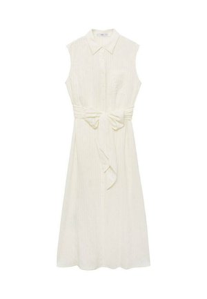Robe blanche à manches sans manches, boutonnée et avec un col. Elle présente une ceinture à la taille nouée en nœud et une poche poitrine unique, fabriquée en tissu texturé.