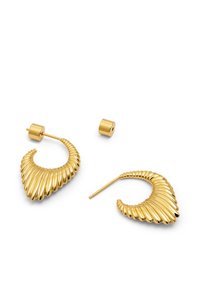 Orecchini a cerchio in tono oro con texture rigata, design scultoreo a forma di conchiglia e chiusura a perno circolare. Include un ulteriore piccolo pezzo cilindrico.