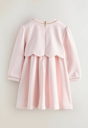 Roze jurk met lange mouwen, geschulpte schouderpas, tailleplooien en een zoom met gouden accenten. Voorzien van een ritssluiting aan de achterkant. Zachte stoftextuur.